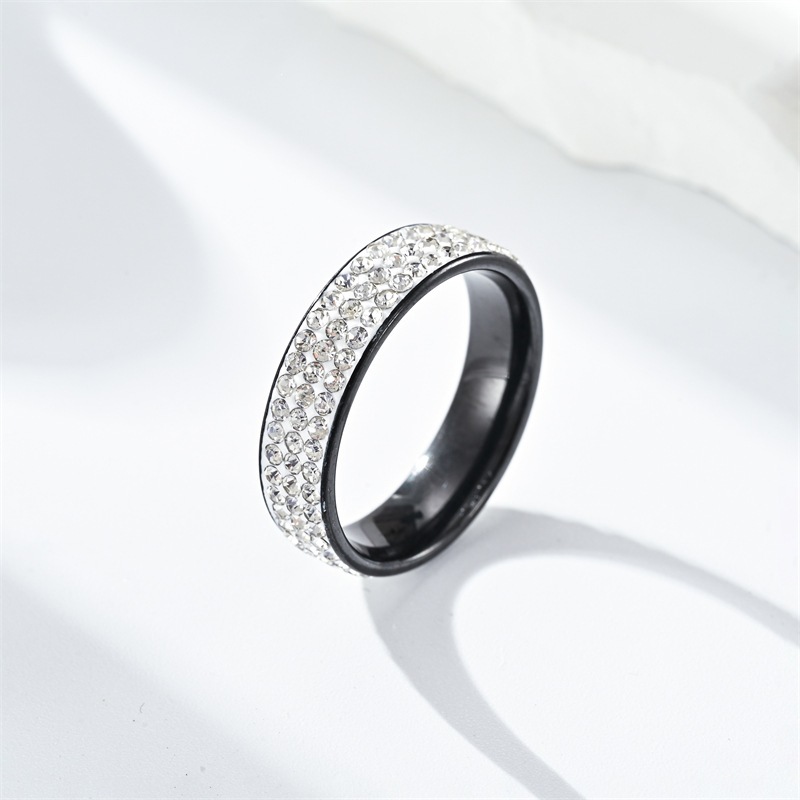 Tres hileras de diamantes en negro.