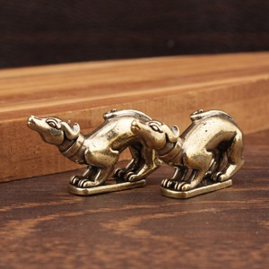 Figurine de chien en laiton contemplant la lune, sculpture animale de style chinois, ornement de table, décoration de la maison - Product Image 1