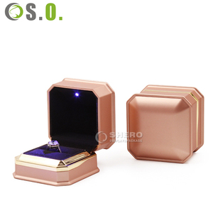 Juego de Cajas de Luz LED de Plástico Premium Rojas de Lujo Personalizadas para Collares, Pulseras, Anillos y Pendientes con Borde Dorado - Product Image 4