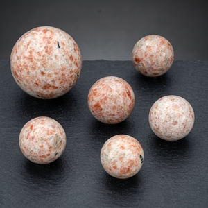 Esfera de Ágata Natural Rosa y Blanca Pulida, Piedra Curativa Hecha a Mano, Gema para Joyería y Decoración, Corte Brillante, Gujarat - Product Image 2