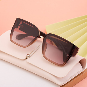 Lunettes de soleil à monture carrée de style européen et américain pour femmes, protection UV400, pare-soleil de classe 2, monture noire, lentille PC FY-99204 - Product Image 2