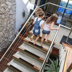 Cinta Antideslizante de PVC Negra de Alta Fricción, 20 m de Longitud, Diseño Impermeable y Resistente al Desgaste, Cinta Autoadhesiva de Seguridad para Escaleras - Product Image 5