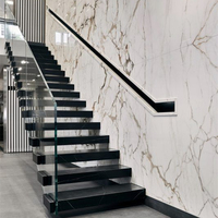 Escalier en volière préfabriqué en acier et bois avec garde-corps en verre, escalier intérieur contemporain en bois