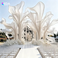 LEDA Luxe Organza Reuzeninstallatie Bruiloft Achtergronddecoratie Handgemaakte Grote Schaal Staande Bloemen Kunstinstallatie voor Bruiloften