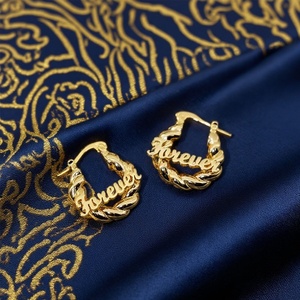 Pendientes de Acero Inoxidable con Baño de Oro PVD de 18K en Forma de C, Estilo Hip Hop, de Alto Brillo y Resistentes al Deslustre, para Hombre y Mujer - Product Image 1