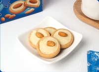 Trois biscuits et snacks chinois populaires salés et sucrés en boîte, aux formes et textures variées, garnis de noix