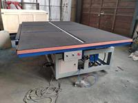 Table de découpe de verre à flottation d'air à prix avantageux, avec mécanisme d'inclinaison pour un chargement facile et un travail simplifié