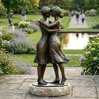 Statue de bronze antique représentant deux femmes s'embrassant, sculpture en bronze grandeur nature