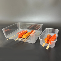 Plateau de service rectangulaire en PET transparent pour aliments, idéal pour les plats chauds, les brochettes de barbecue et la présentation en restauration.