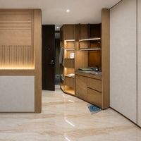 Ensemble de mobilier de chambre d'hôtel cinq étoiles avec lit mural à lattes rétroéclairées, fauteuil lounge, table d'appoint sur piétement et tête de lit turquoise