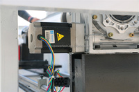 Routeur CNC bois 4 axes à double tête, châssis robuste pour la découpe de logos et de signalétique, équipé de Syntec NC Studio, moteur à engrenages, pompe et PLC