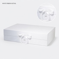 Boîte cadeau en ruban blanc avec ouverture à clapet, structure de base pliable pour emballage de boutique, affichage de marque personnalisé et vente en gros