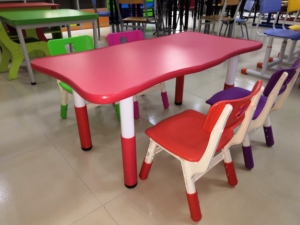 Table d'étude scolaire carrée moderne et colorée pour enfants, hauteur réglable, mobilier pour crèche et maternelle - Product Image 2