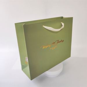 Bolsa de Papel Grande Personalizada KM, Color Verde Oscuro, con Asas de Cinta, Estampado Dorado, Cartón para Promociones - Product Image 1