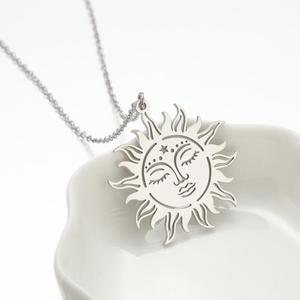 Collana con Ciondolo Sole Dio per Donna, Gioiello alla Moda con Medaglione Fotografico - Product Image 2