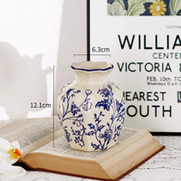 Vase en porcelaine bleu et blanc vintage avec une touche haut de gamme pour le bureau, le salon, la décoration de table à manger, les ornements floraux