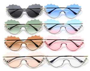 Lunettes de soleil UV400 confortables à monture en alliage biseautée ornée de diamants, verres PC dégradés colorés et asymétriques en forme de vague - Product Image 6