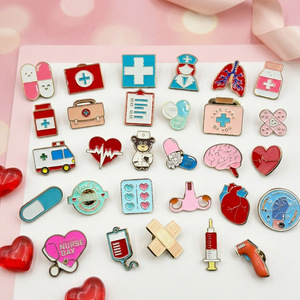 Pins de esmalte médicos de dibujos animados bonitos, insignias de <span class=keywords><strong>ambulancia</strong></span> y pastillas Kawaii, insignias divertidas de accesorios hospitalarios para uniformes médicos - Product Image 2