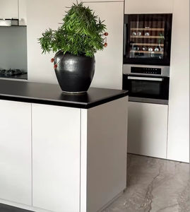 Gabinete de Cocina de Lujo Personalizado con Isla Moderna e Integrador de Nevera para Vinos, Extensible para Espacios de Vivienda - Product Image 2