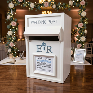 Buzón de madera blanco independiente para bodas con monograma y letrero personalizado para decoración de eventos nupciales - Product Image 1