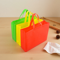 Sac shopping réutilisable en tissu non tissé de luxe, avec logo personnalisé imprimé et poignées en tissu, pour l'emballage des boutiques de vêtements.