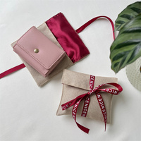 Enveloppe de luxe en jute doublée de satin sac à poussière avec logo personnalisé avec ruban cravate pour Shopping portefeuille emballage cadeau cosmétique stockage de bijoux