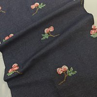 Donkerblauwe geweven denim-achtige stof met verspreide lychee-fruit kralen en pailletten borduurwerk Chinese Cheongsam jurken, jassen, rokken, tassen
