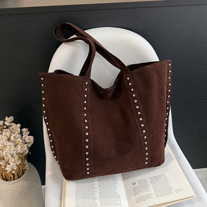 Bolsa Tote Feminina Grande Capacidade em Couro PU Fosco com Rebites e Estampa de Logo, Impermeável, Estilo Joker, Bolsa Saco Fosca, Bolsa de Ombro Fashion - Product Image 5