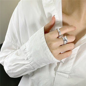Bague ouverte en argent sterling 925 de style coréen à texture irrégulière pour femmes, bague minimaliste ondulée pour un usage quotidien - Product Image 5