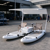 Catamaran gonflable portable à deux coques pour 2 passagers avec auvent solaire pour la pêche en lac et la location aquatique en station balnéaire