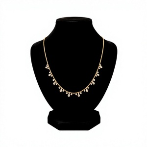 Collar con colgante de hoja de diamante cultivado en laboratorio en oro amarillo - Product Image 5