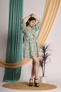 Impression de créateur attrayante Robe blanche élégante unique et évasée imprimée à fleurs pour femmes-Achetez des articles de robes à la mode - Product Image 4