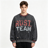 Sweat-shirt à col rond et manches longues Kornit DTG, texture égratignée, RUST TEAM, imprimé lettres audacieuses bicolores sur toute la surface, haut à plusieurs trous effilochés