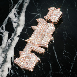 Pendentif vertical 3D personnalisé en moissanite VVS, testée au testeur de diamants, sertie de diamants ronds, style Hip Hop, avec lettre de nom, bijoux pour hommes - Product Image 1