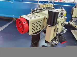 Máquina de Coser Industrial INTERLOCK Zoyer ZY620 de 4 Agujas y 6 Hilos, Plana, Manual, con Nuevo Motor, Brazo de Alimentación Desmontable y Accionamiento Directo - Product Image 3