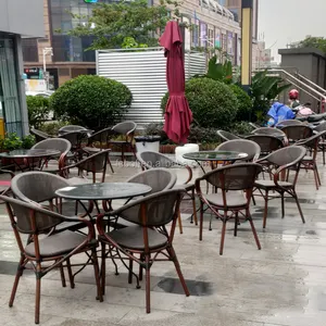 Outdoor Rattan Esszimmers tuhl Restaurant vier Stühle und ein runder Tisch Set Möbel für Cafe Coffee Shop Garten