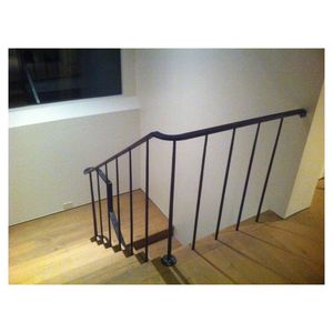 Barandilla de Metal Cepillado Estilo Heritage de Fábrica OEM Prima, Soporte Robusto para Varillas Gruesas, Ideal para Residencias Históricas - Product Image 3