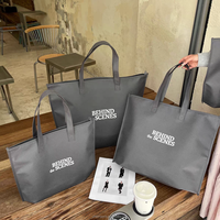 Sac fourre-tout non tissé hautement recommandé, fabriqué avec des matériaux recyclés et un processus de production durable, idéal pour le shopping