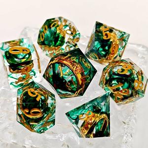 Rendu d'encre rouge bleu noyau de bague en or dés en résine <span class=keywords><strong>seigneur</strong></span> royal bord tranchant transparent dnd dés polyédriques pour donjons et dragons - Product Image 3
