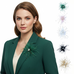 Broche de Flor com Contas e Penas Feito à Mão para Mulheres, Ideal para Combinar com Roupas do Dia a Dia - Product Image 1