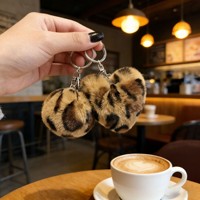 Porte-clés en fausse fourrure imprimé léopard avec pompon cœur, breloque de sac, pendentif, ornement de sac à main, accessoire de mode hivernal pour femmes et filles, cadeau
