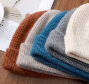 Bonnet d'hiver tricoté épais en acrylique uni et pelucheux pour femmes et hommes, avec logo personnalisé, idéal pour la plage, les affaires, motif fruits ou argyle - Vente en gros - Product Image 3