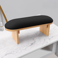Coussin de manucure moderne en bois avec surface en cuir inclinée pour salons de manucure en bois naturel