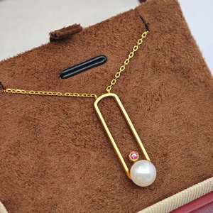 Collar con Colgante Minimalista de Plata de Ley 925 Chapada en Oro con Perla de Agua Dulce y Circonita Roja, Regalo Unisex de UM JEWELRY - Product Image 3