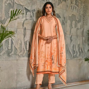ชุดคุรตะผ้าไหมปักลายดอกไม้ด้วยมือแบบเรชม พร้อมผ้าคลุมไหล่ ลายพานาเช่ พีช ซารี - คารี แอนด์ ฟูล  ลดราคาพิเศษ - Product Image 1