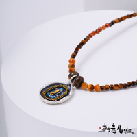 Collier ethnique bohème tendance en perles de cristal naturel œil de tigre avec pendentif ovale en émail et accent argenté pour femme – Idéal comme cadeau