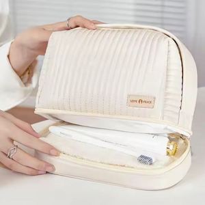 Travel <b>Bags</b> Waterproof Make up Durable Cosmetic <b>Bag</b> High Quality Quilted Makeup <b>Bag</b> - Product Image 2