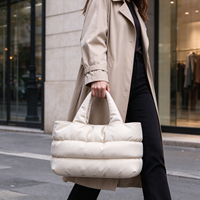 Sac à main matelassé doux et moelleux pour femmes, grand sac à bandoulière en nylon, sac de shopping léger, logo personnalisé disponible