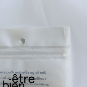 Sachet plastique refermable en PP recyclable avec fenêtre transparente frontale et fermeture éclair, idéal pour accessoires capillaires et emballage carton - Product Image 3