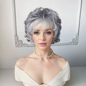Perruque <span class=keywords><strong>Femme</strong></span> <span class=keywords><strong>Cheveux</strong></span> Courts Bouclés Volumineux avec Frange Inclinée, Fibre Haute Température, Blanc Cendré, Vente Directe Usine, Perruque Monobloc - Product Image 2